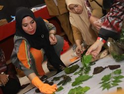 Pengajar Sofha Marwah Bahtiar Berpartisipasi dalam Pelatihan Teknik Ecoprint