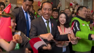 Presiden Jokowi Goyang Gacor Bersama WNI di Vietnam