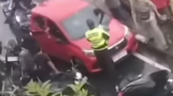 Viral! Pengendara Mobil Nekat Tabrak Polisi di Banjarmasin