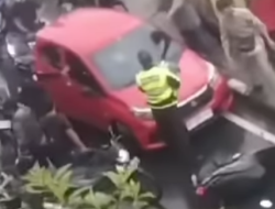 Viral! Pengendara Mobil Nekat Tabrak Polisi di Banjarmasin